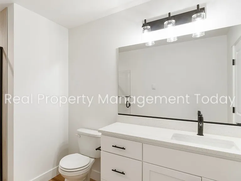 300 Larson St W — Photo 22