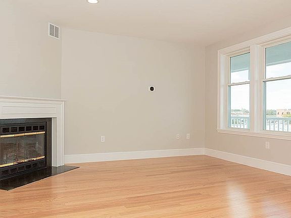 5th image of 171 Walnut St Unit 4