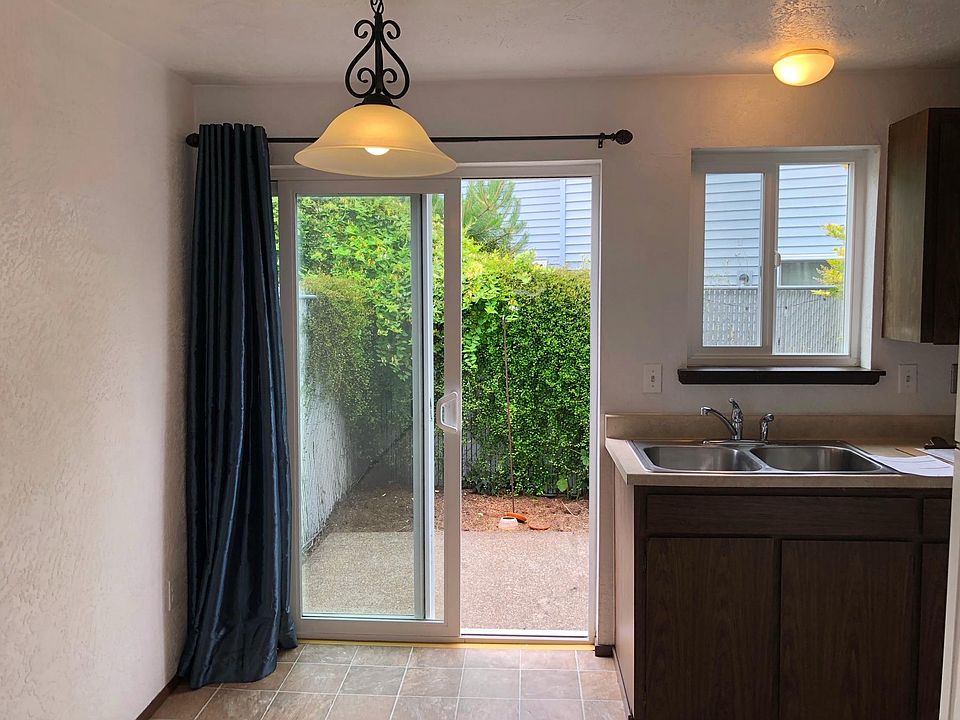 Dining area/kitchen