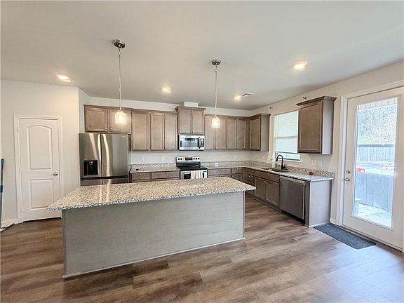 3rd image of 816 Dandelion Dr