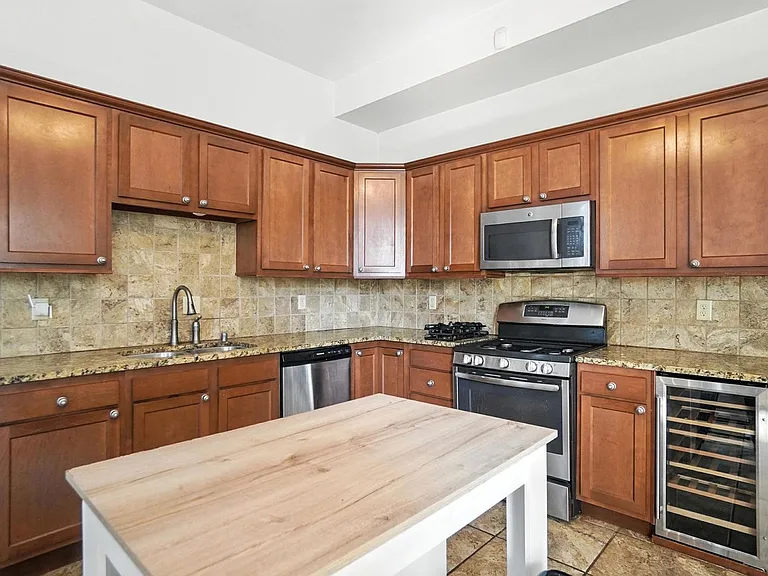843 Overton St — Photo 15