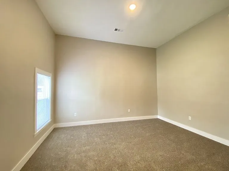 112 College St — Photo 6