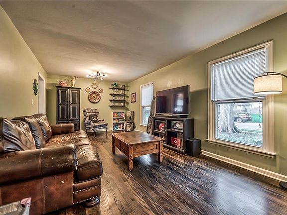 4th image of 404 S Winterbrooke Dr