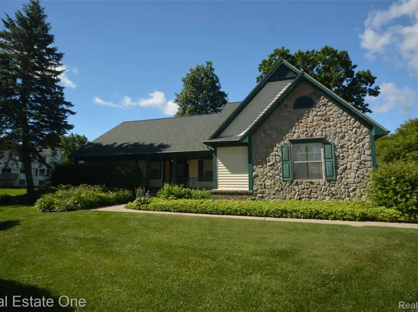2140 W View Ct, Lake Orion, MI 48360