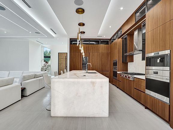 4th image of 365 NE 3rd Street