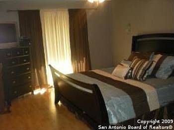 5th image of 422 Amistad Blvd
