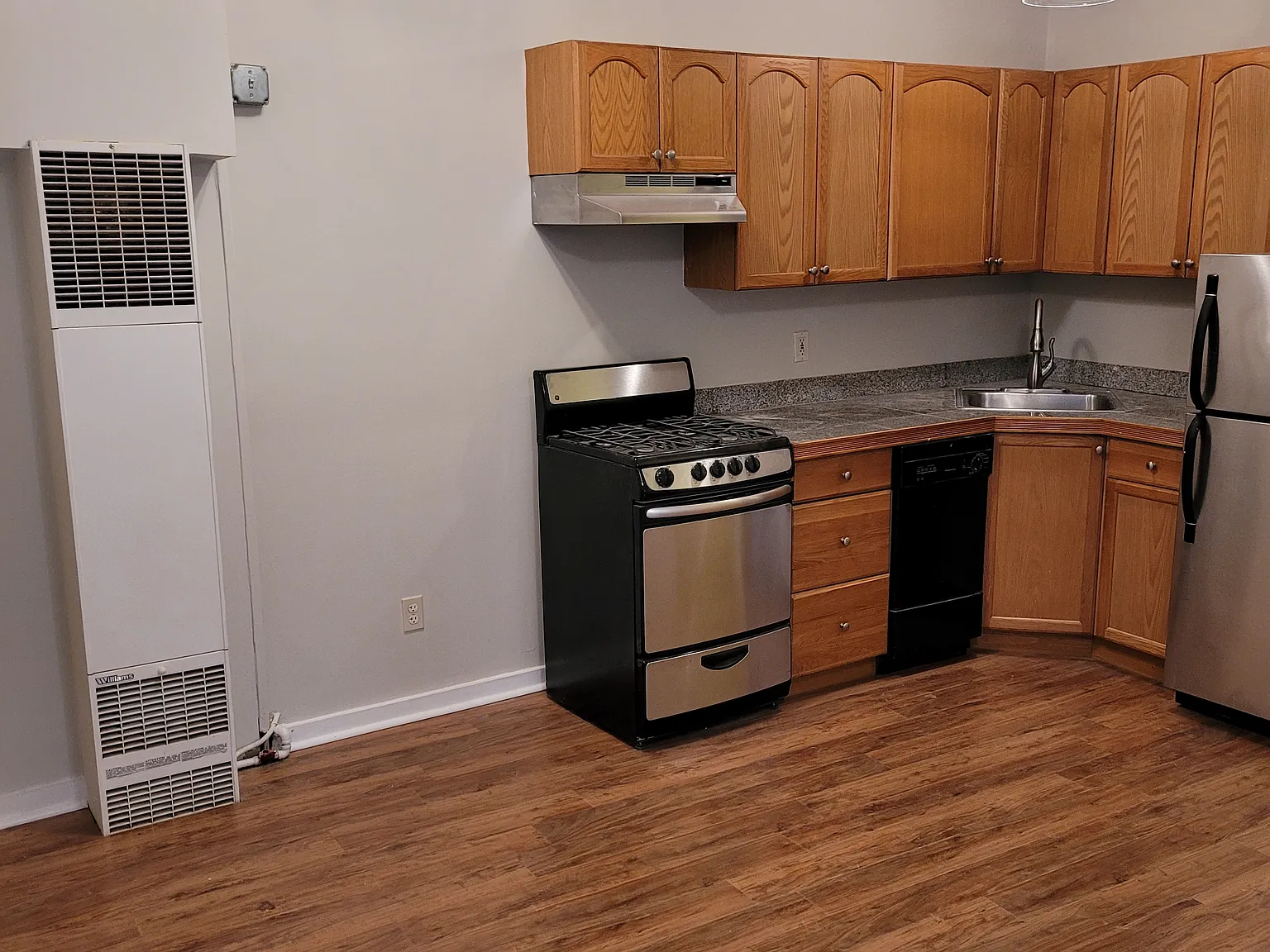 2 bed, 750 sqft, $3,500 — Photo 2