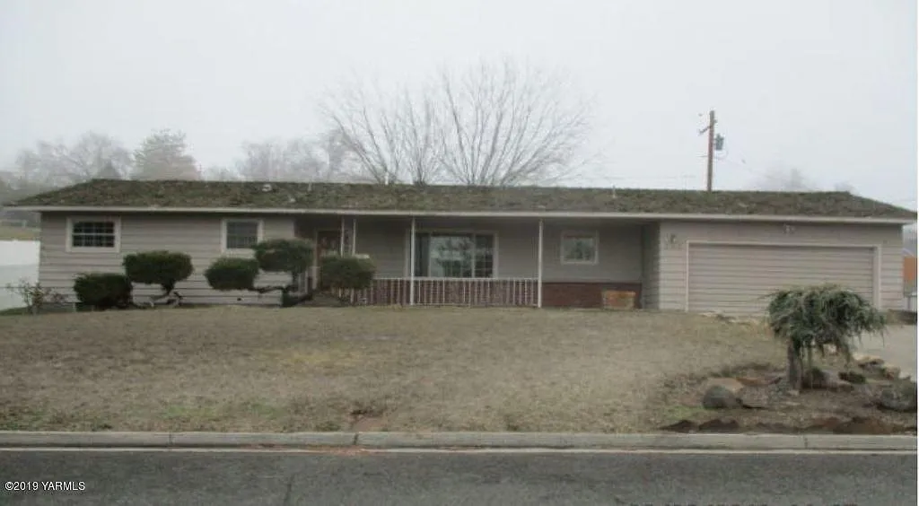 222 Merrick Ave photo 1
