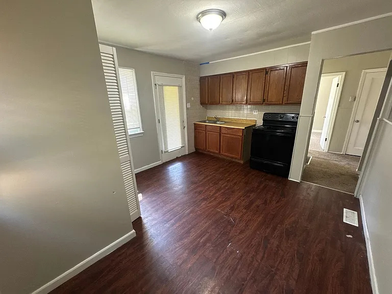 306 Mueller Ave — Photo 6