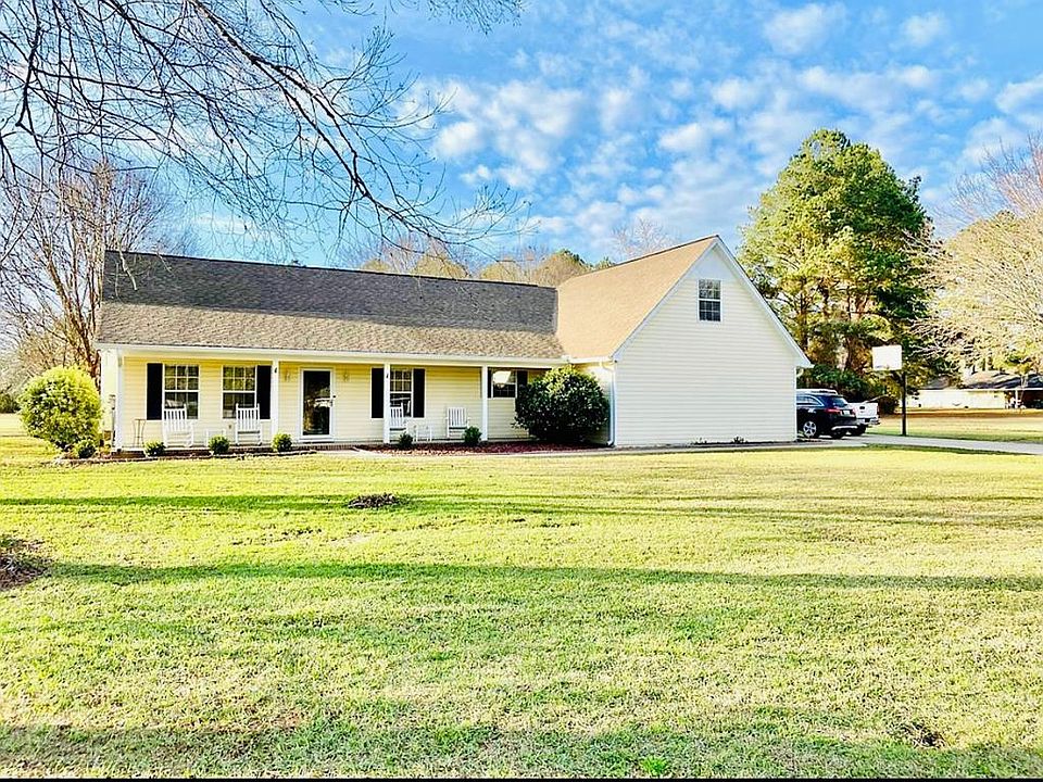 1st image of 300 Forest Hills Dr