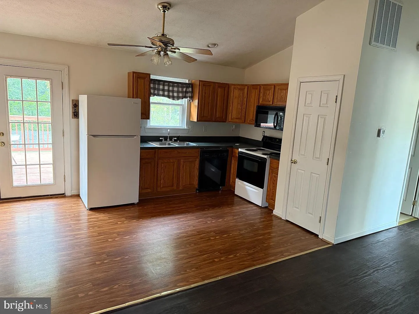 2 bed, 1.0 bath, 1040 sqft, $1,800 — Photo 2