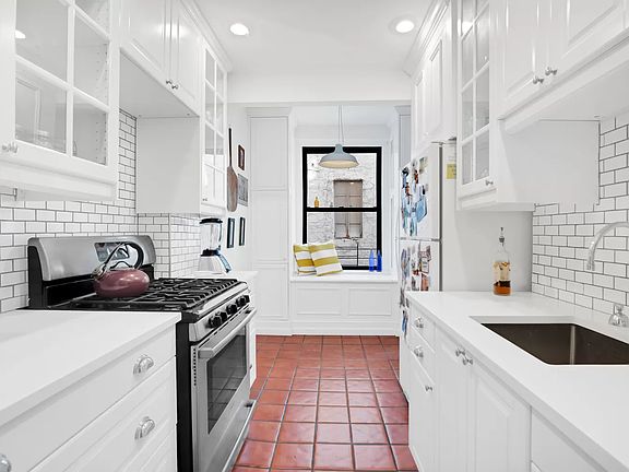3rd image of 150 E 93rd St APT 3C