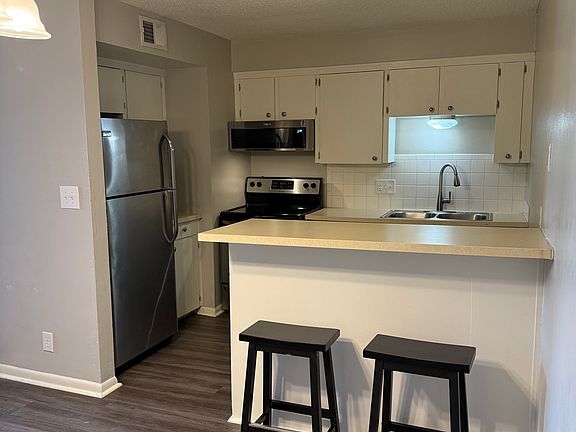 2nd image of 4033 Oak St #M