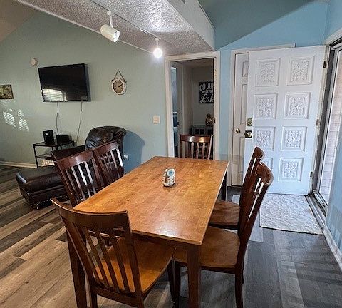 4th image of 310 Moongate Dr