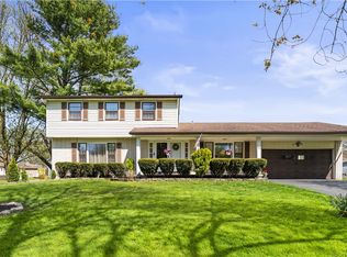 10 Amberly Cir, Rochester, NY 14624