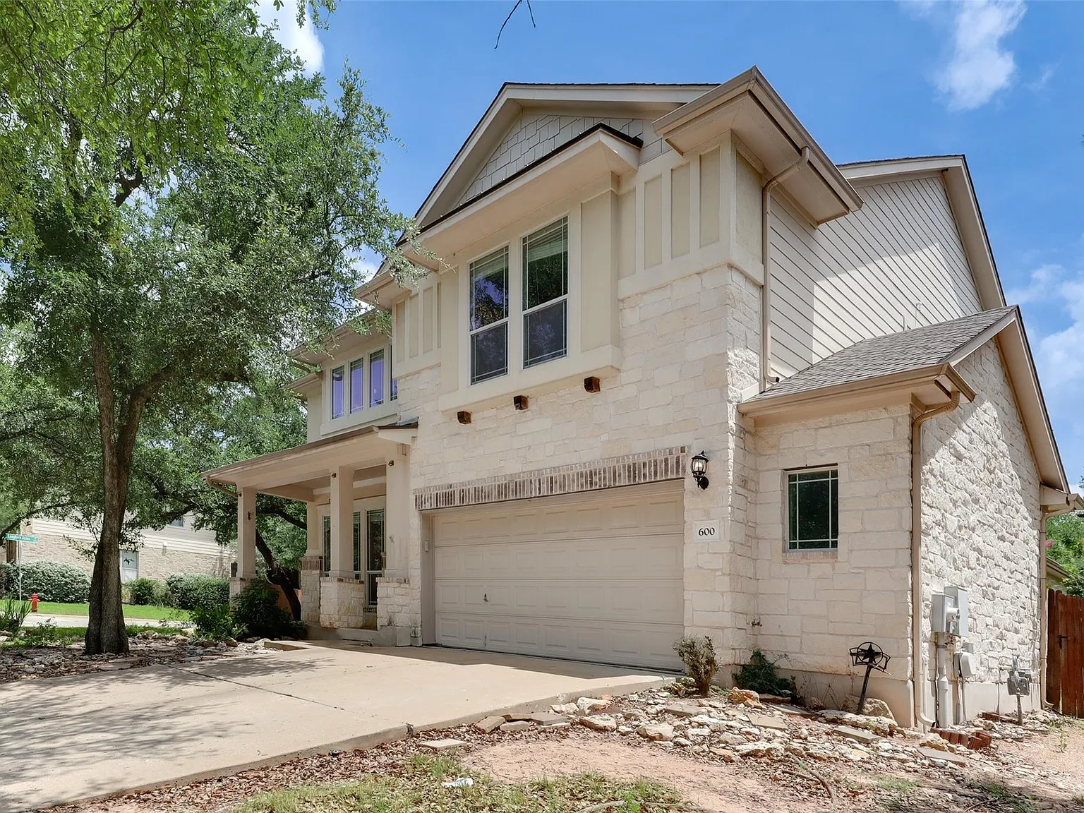 5 bed, 2.5 bath, 3793 sqft, $2,900 — Photo 2