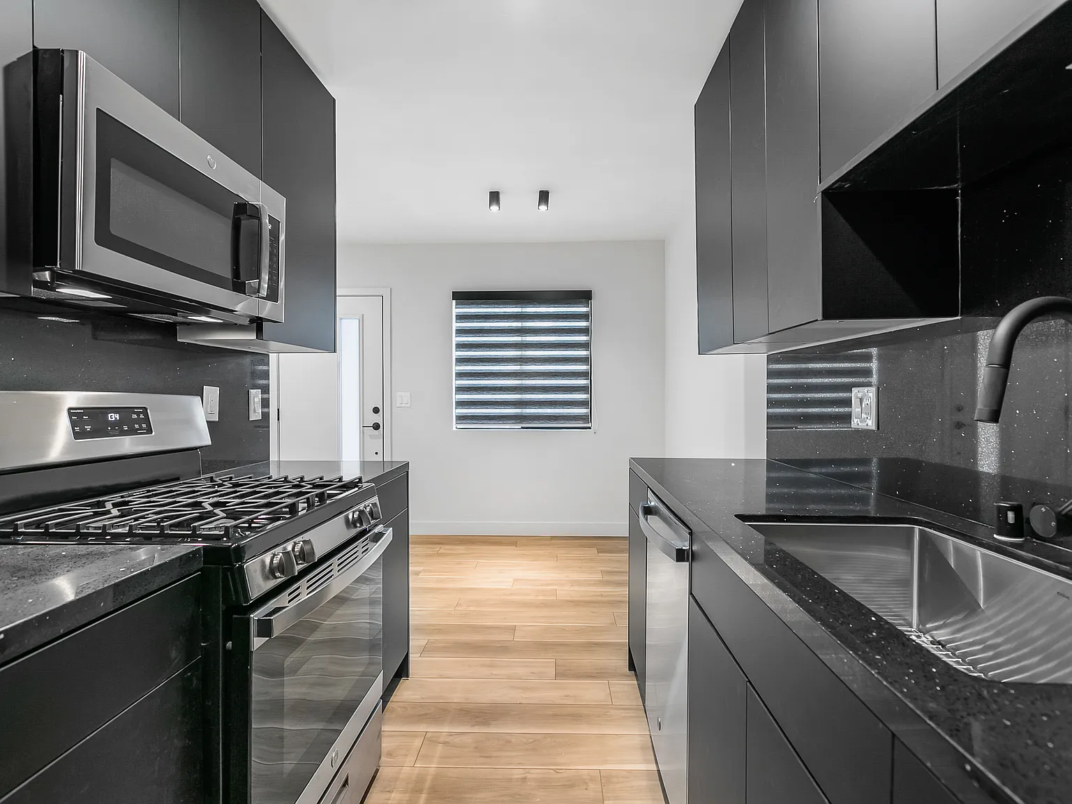 1 bed, 650 sqft, $2,378 — Photo 3