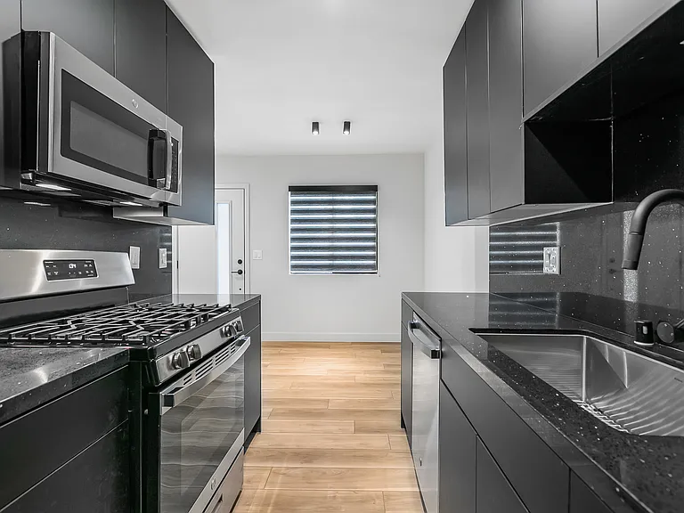 1917 Montrose St #15 — Photo 2