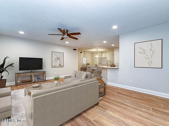 5th image of 13715 RICHMOND PARK Drive N #501