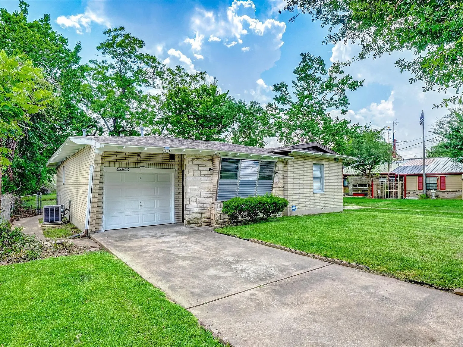 2 bed, 1.5 bath, 1240 sqft, $1,650 — Photo 1