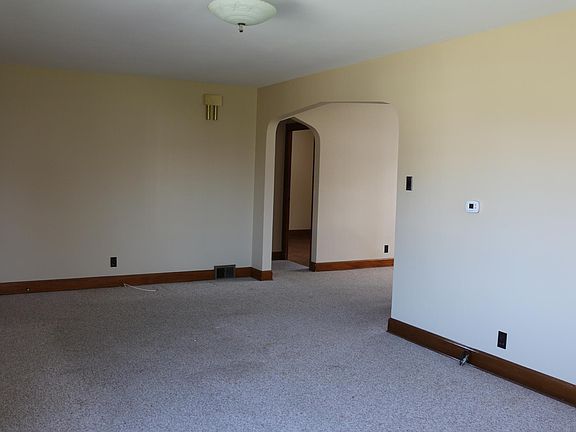 5th image of 303 Hillcrest Ave