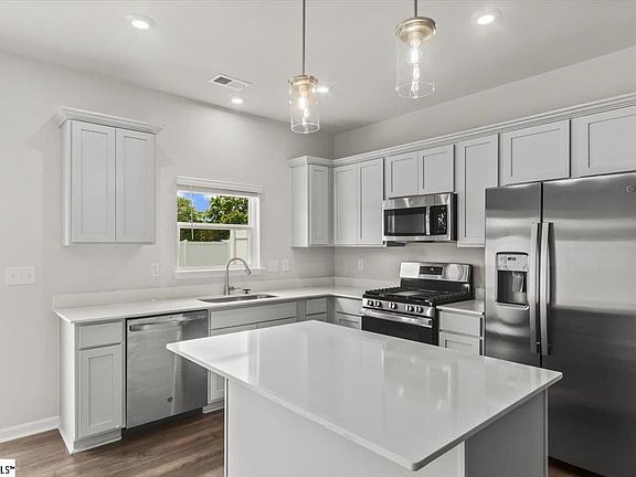 3rd image of 183 Randwick Ln