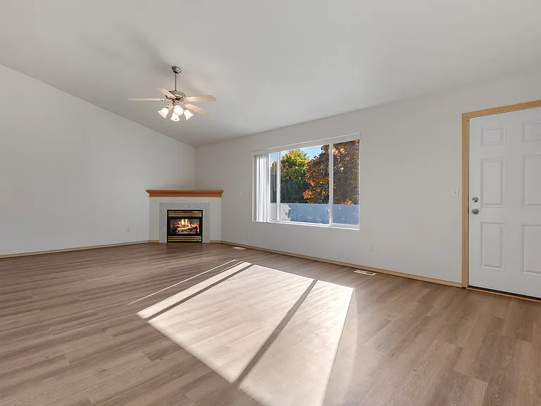 10710 E 11th Ln — Photo 3
