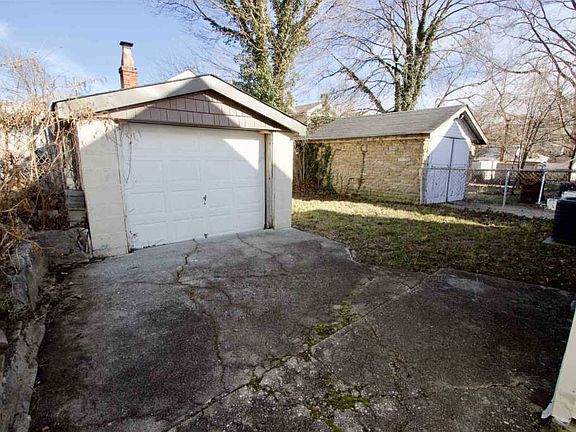 4th image of 2752 Latonia Ave