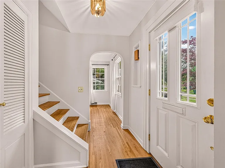 82 Clovercrest Dr — Photo 4