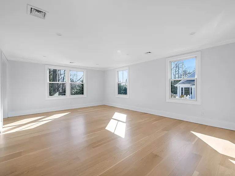 40 Hewlett Ln — Photo 13