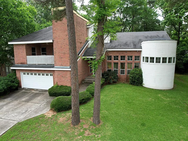 3231 Hemingway Dr — Photo 2