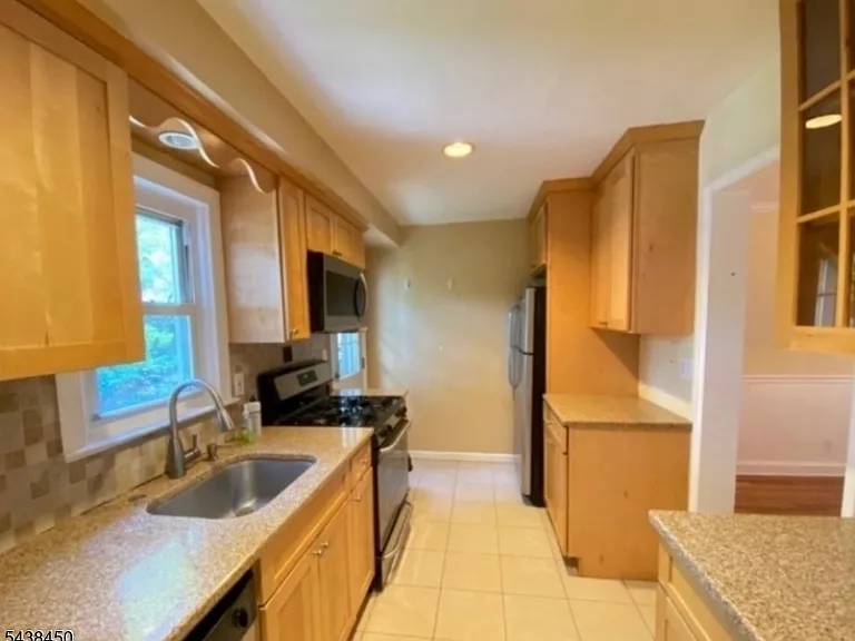 40 Amherst Pl — Photo 2