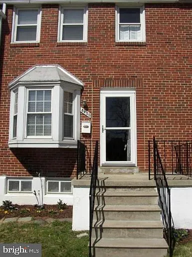 3 bed, 1.5 bath, 1350 sqft, $2,200 — Photo 1