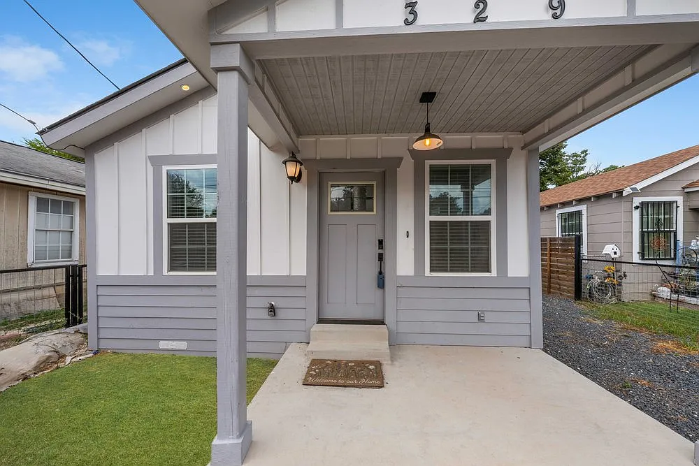 Charming 2-Bed Bungalow with Fenced Yard in Central San Antonio Modern Comforts, Prime Value — Photo 4