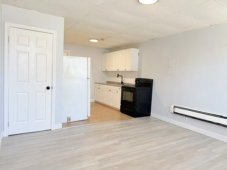 581 Pierre Ave #5 — Photo 2