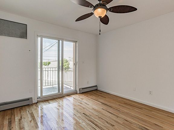 3rd image of 1465 Outlook Ave Floor 2