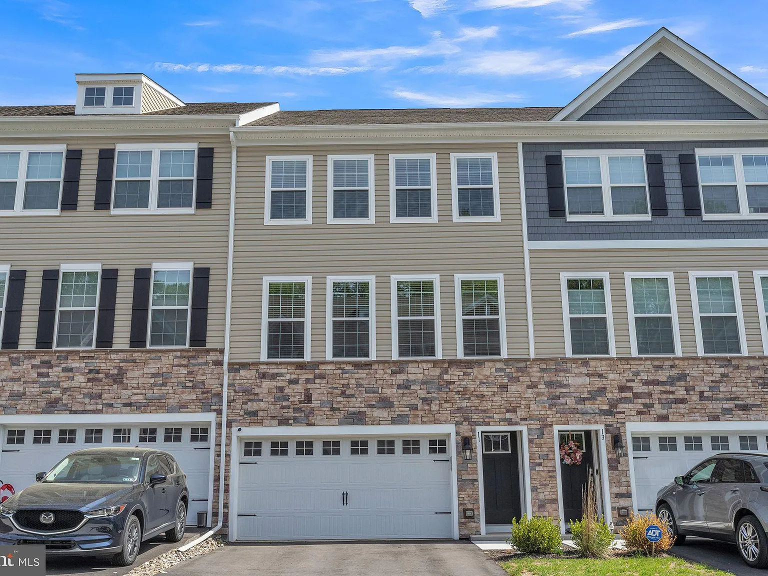 3 bed, 2.5 bath, 2290 sqft, $3,900 — Photo 1