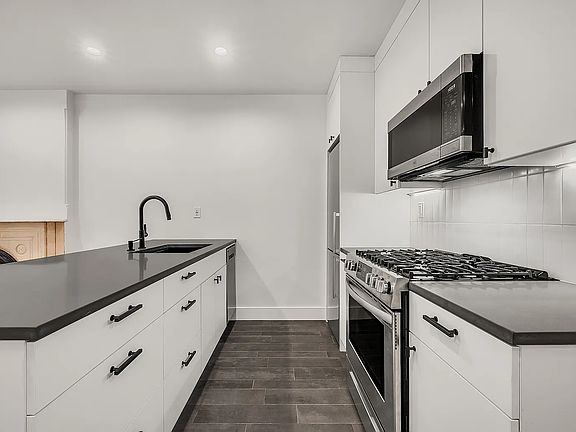 3rd image of 400 Vanderbilt Ave Floor 1