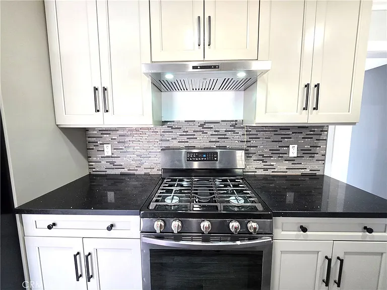 221 E Maple St — Photo 6