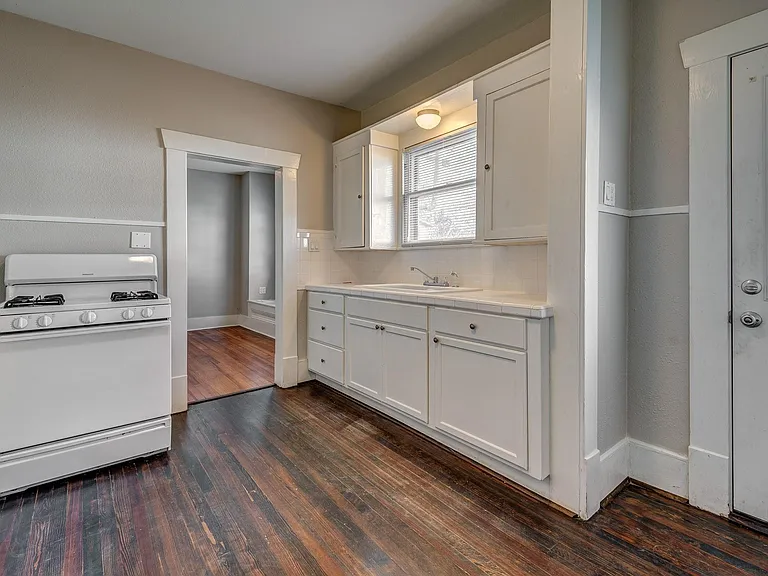 115 Goldenrod St #B — Photo 8