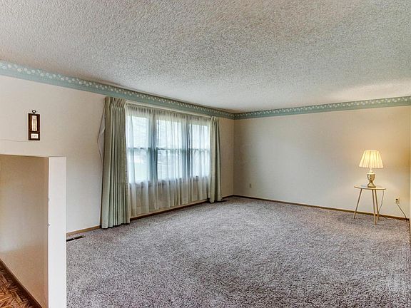 4th image of 210 Dogwood Dr