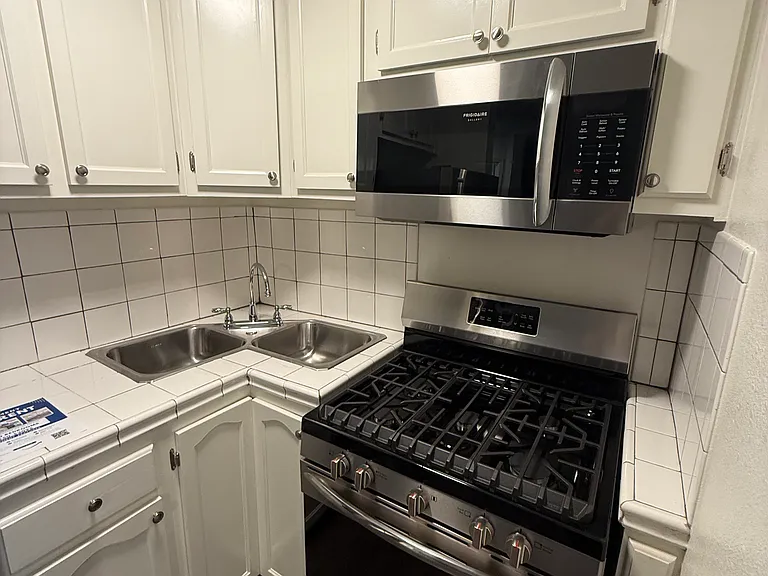 1032-1036 S Normandie Ave #5 — Photo 7