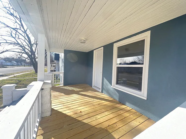 209 W College St — Photo 3