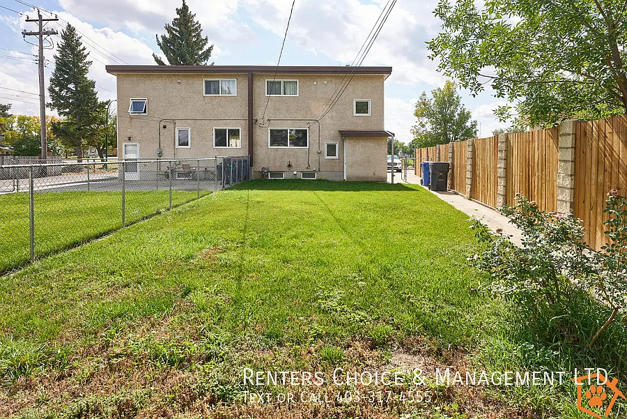 Pet Friendly Half Duplex with Fenced Yard — Photo 2