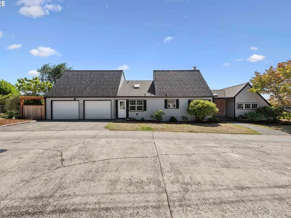 1346 Bayview St, North Bend, OR 97459