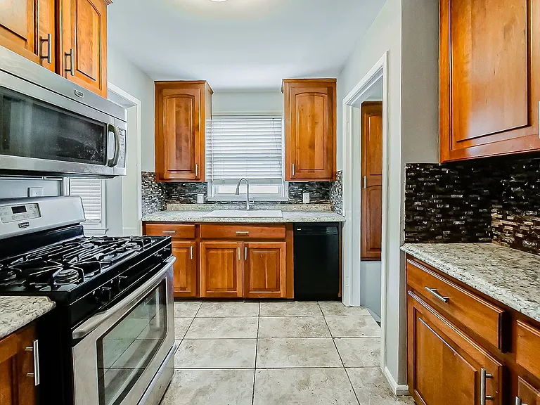 113 S Minerva Ave — Photo 5