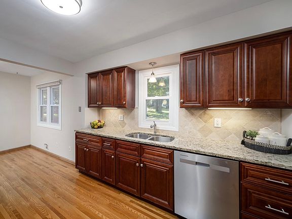 4th image of 2837 Matilda St