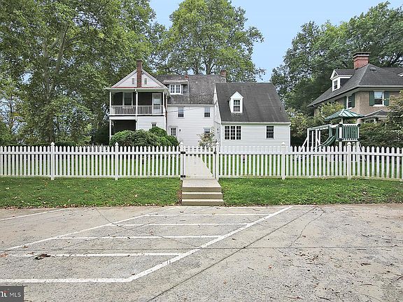 5th image of 201 Hathaway Park
