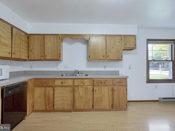 4th image of 519 Linden Ln