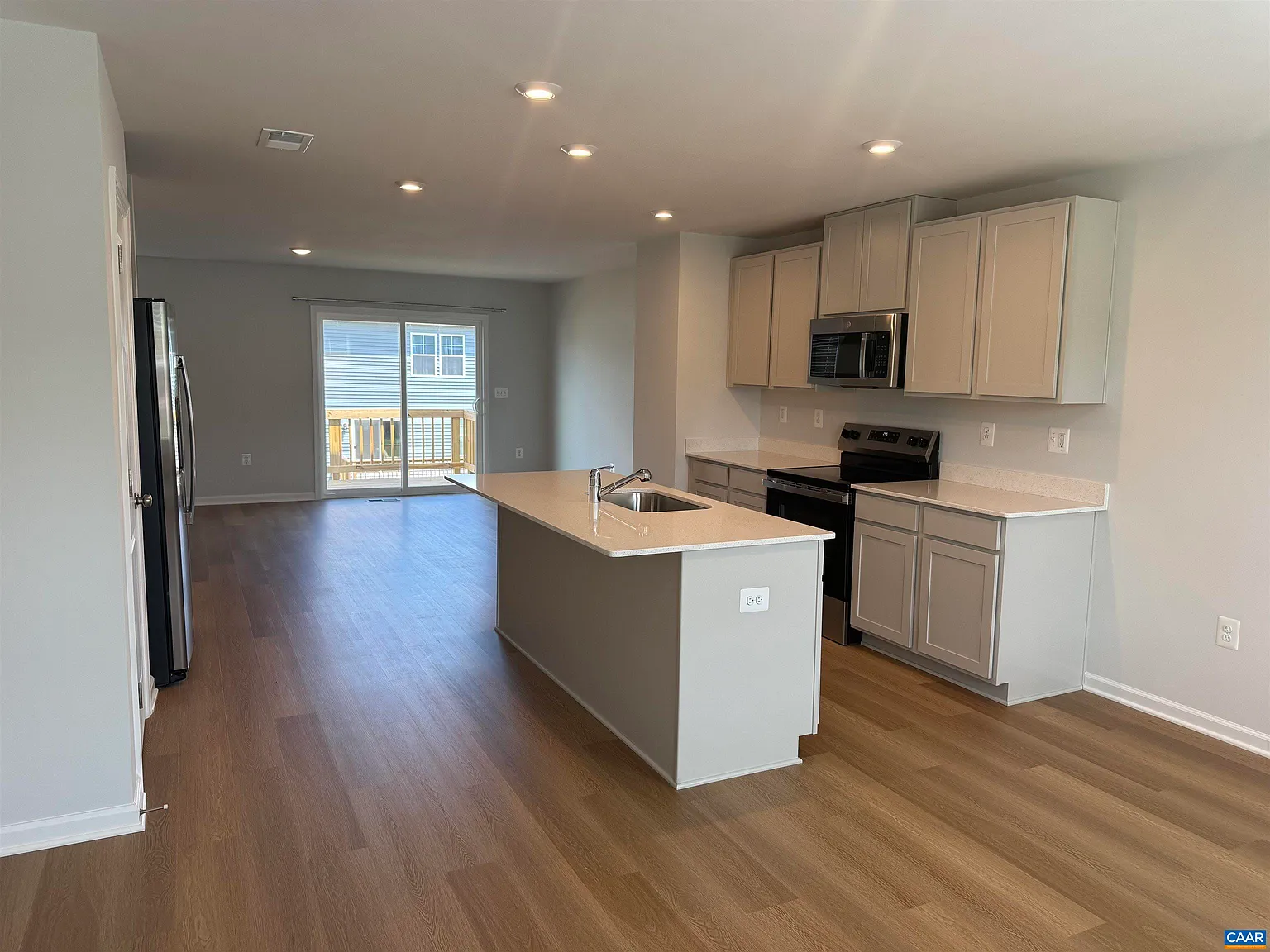 4 bed, 3.5 bath, 1866 sqft, $2,330 — Photo 2